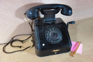 Altes Telefon mit Wahlscheibe