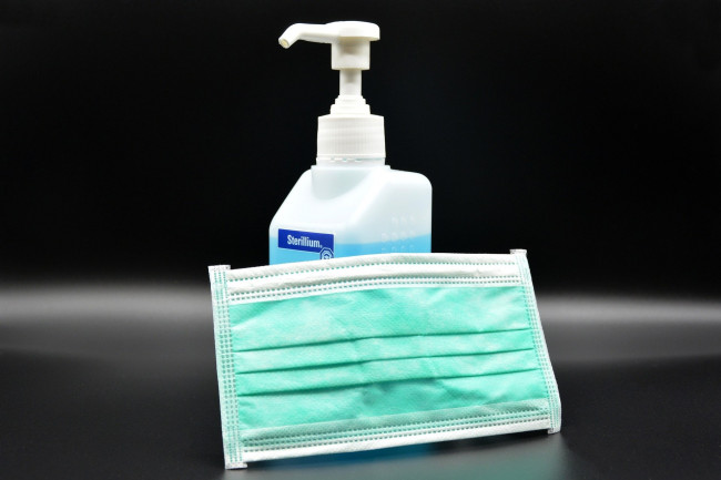 Mundschutz und Desinfektionsmittelspender