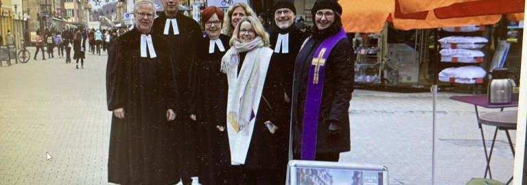 Pfarrer*innen im Talar in der PopUpChurch am Buß- und Bettag in Erlangen