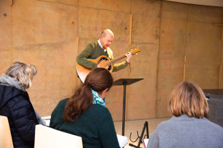 Adventsliedersingen in der Kapelle des INZ mit Pfr. Frank Nie an der Gitarre
