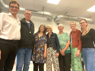 Im Bild v.l.: Die Ausbilder Pfr. Johannes Eunicke und Pfr. Frank Nie, Rita Fischer, Anke Kemme, Christine Fink, Dörte Oneseit und Dorothea Weiss. Nicht im Bild, weil schon im Urlaub: Silke Höfer.