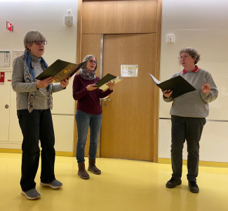 R Brügmann, B. Holzinger und B. Krehan sangen Adventslieder auf chirurgischen Stationen