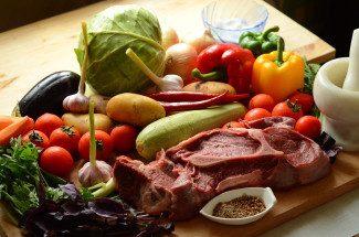 Gemüse und rohes Fleisch