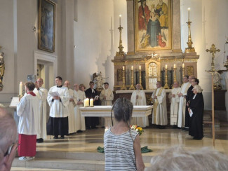 Blick in den Altarraum beim Festgottesdienst. J. Linder in der Mitte.