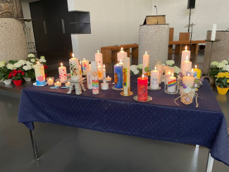 Gedenkkerzen auf einem Tisch in St. Theresia