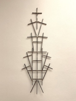 Kunstobjekt von Joachim Lindner aus alten Wandkreuzen in der Kopfklinikkapelle