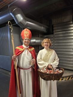 Nikolaus (Diakon Andreas Eberhorn) und Adventsengel (Pfarrerin Kathrin Kaffenberger) im Keller der Kopfklinik