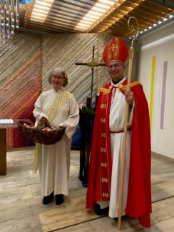 Adventsengel und Nikolaus in der Kopfklinik