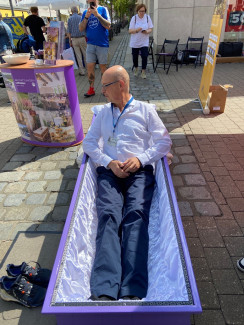 Pfr. Frank Nie beim Probeliegen im Sarg