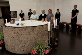 Pfarrerin Annette Lechner-Schmidt mit Team am Altar