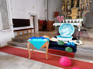 Große offene Muschel vor dem Altar