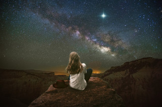 Eine Frau schaut in den Sternenhimmel