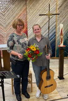 Pfarrerin Kathrin Eunicke (links) mit Musikerin Anna Weidhas