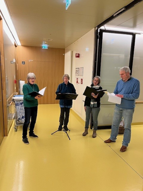 Die Schola von St. Michael (Neunkirchen/B.) im Bettenhaus des chirurgischen Zentrums