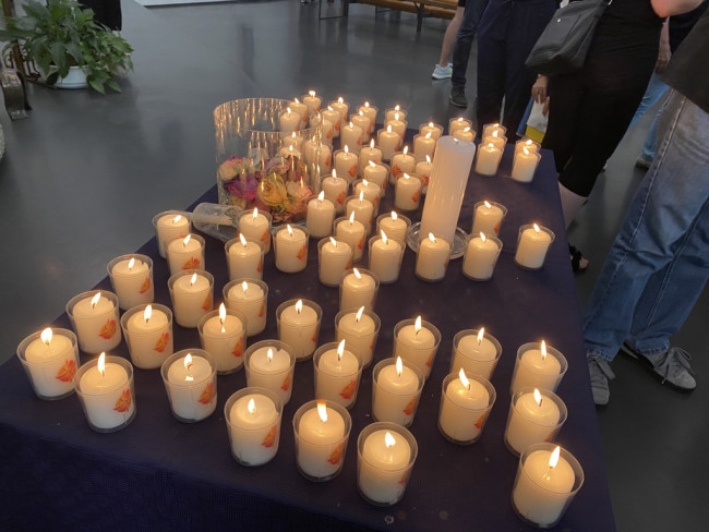 Ein Tisch mit brennenden Gedenkkerzen