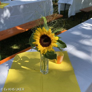 Sonnenblume auf einem Tisch zum anschließenden Beisammensein